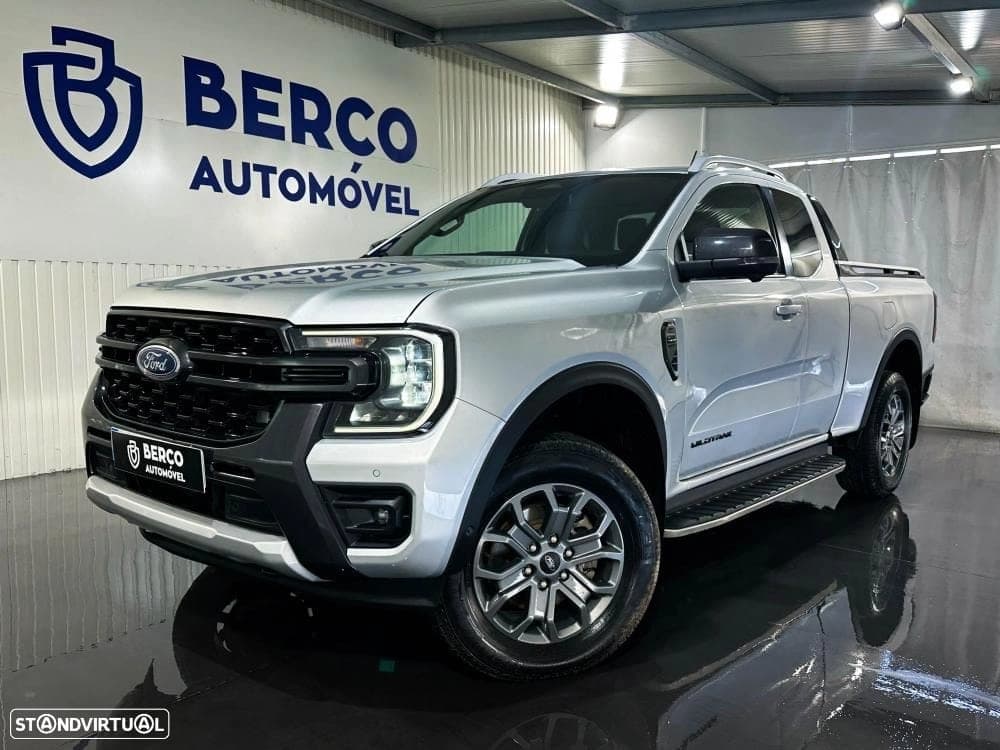 Ford Ranger plateada, vista lateral delantera